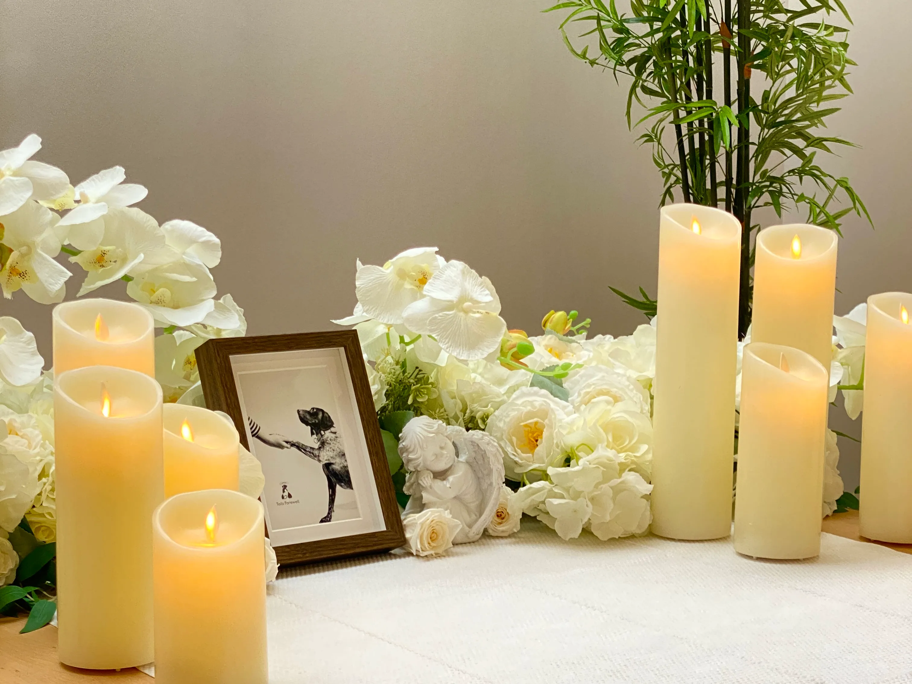 Altar de despedida con velas y flores en Eternal Pet